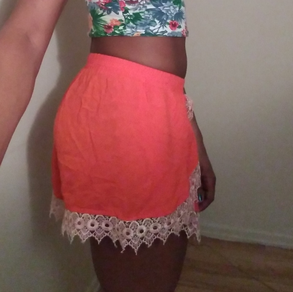 Uk2la orange shorts with lace trimmings - Picture 4 of 8